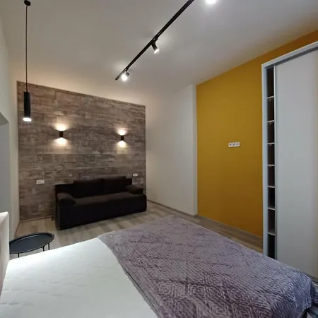 поруч з палацом потоцьких